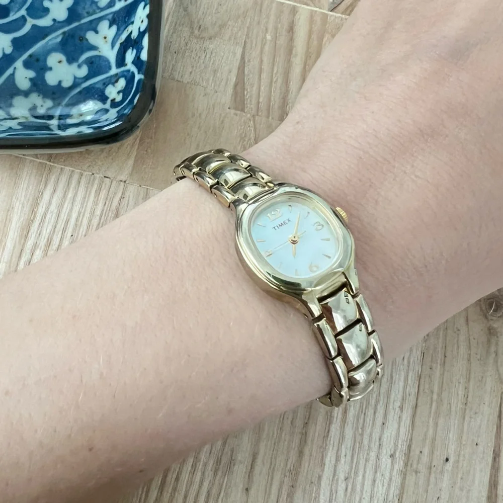 Timex ladies oval gold tone dress watch NEW BATTERY